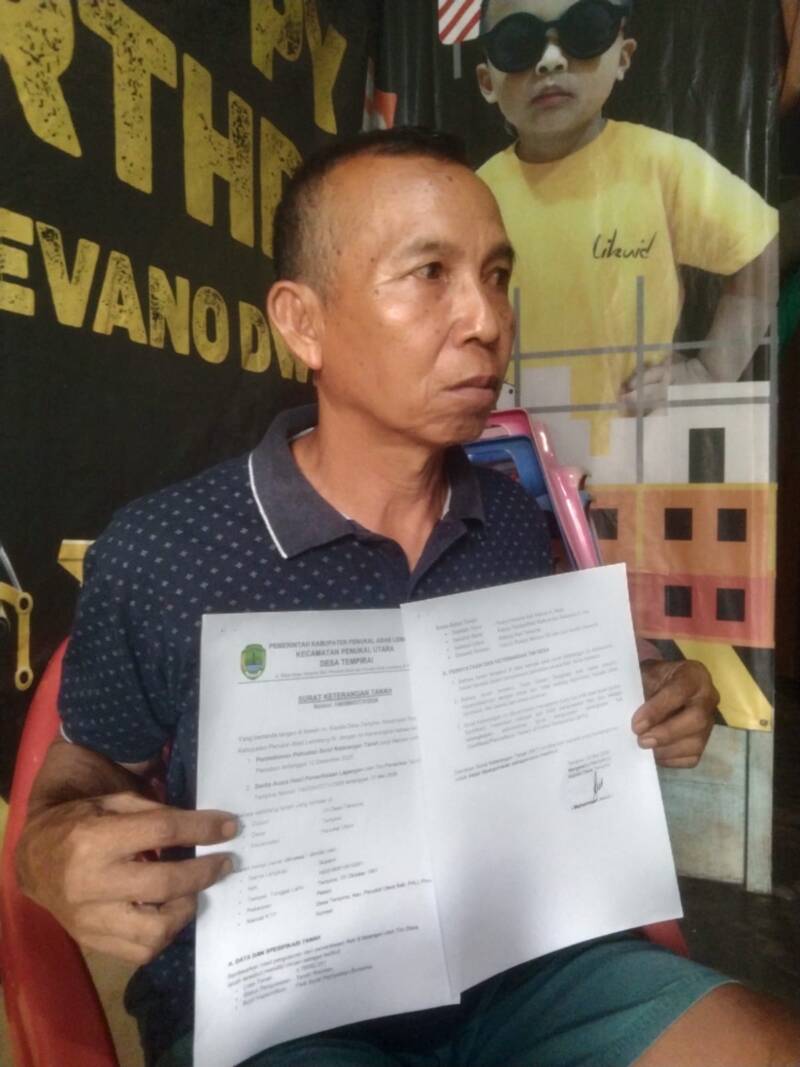 Suparin menunjukkan Surat Keterangan Tanah (SKT) miliknya yang telah diproses oleh Pemerintah Desa Tempirai di kediamannya, Sabtu (20/6/2026). Proses penerbitan ini menjadi titik balik perjuangan panjang Suparin dalam mempertahankan hak atas tanahnya dari dugaan sengketa di Desa Tempirai. (Foto: Dok/Istimewah)