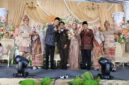 Bupati PALI Asgianto (tengah, berbaju batik) hadir memenuhi undangan resepsi