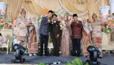Bupati PALI Asgianto (tengah, berbaju batik) hadir memenuhi undangan resepsi