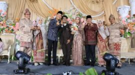 Bupati PALI Asgianto (tengah, berbaju batik) hadir memenuhi undangan resepsi 