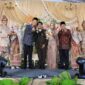 Bupati PALI Asgianto (tengah, berbaju batik) hadir memenuhi undangan resepsi 