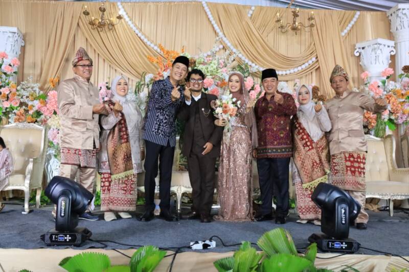 Bupati PALI Asgianto (tengah, berbaju batik) hadir memenuhi undangan resepsi