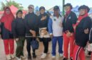 Instruktur LLI PALI, Lina Friantini (topi cream), menyampaikan terima kasih dan doa atas dukungan Firdaus Hasbullah, sementara Tri Astuti menaruh harapan besar agar beliau dapat menjadi sandaran bagi kemajuan kegiatan lansia di Gelora November. (Foto: Dok/tintamerah.co)