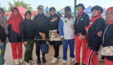 Instruktur LLI PALI, Lina Friantini (topi cream), menyampaikan terima kasih dan doa atas dukungan Firdaus Hasbullah, sementara Tri Astuti menaruh harapan besar agar beliau dapat menjadi sandaran bagi kemajuan kegiatan lansia di Gelora November. (Foto: Dok/tintamerah.co)