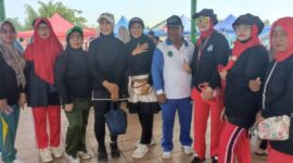 Instruktur LLI PALI, Lina Friantini (topi cream), menyampaikan terima kasih dan doa atas dukungan Firdaus Hasbullah, sementara Tri Astuti menaruh harapan besar agar beliau dapat menjadi sandaran bagi kemajuan kegiatan lansia di Gelora November. (Foto: Dok/tintamerah.co)