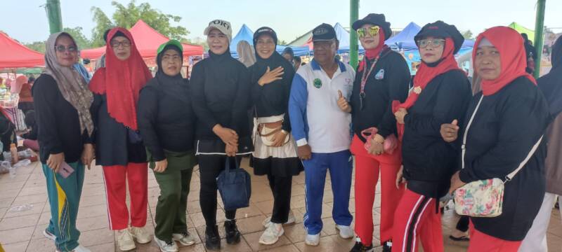 Instruktur LLI PALI, Lina Friantini (topi cream), menyampaikan terima kasih dan doa atas dukungan Firdaus Hasbullah, sementara Tri Astuti menaruh harapan besar agar beliau dapat menjadi sandaran bagi kemajuan kegiatan lansia di Gelora November. (Foto: Dok/tintamerah.co)