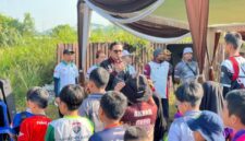 Wakil Ketua DPRD PALI, Firdaus Hasbullah, saat memberikan pengarahan dalam kegiatan seleksi daerah panahan di Komplek CitraLand Palembang, Minggu (21/6/2026), sekaligus memberikan respon atas dukungan terhadap senam LLI PALI. (Foto: Dok/Istimewah)