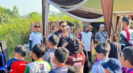 Wakil Ketua DPRD PALI, Firdaus Hasbullah, saat memberikan pengarahan dalam kegiatan seleksi daerah panahan di Komplek CitraLand Palembang, Minggu (21/6/2026), sekaligus memberikan respon atas dukungan terhadap senam LLI PALI. (Foto: Dok/Istimewah)