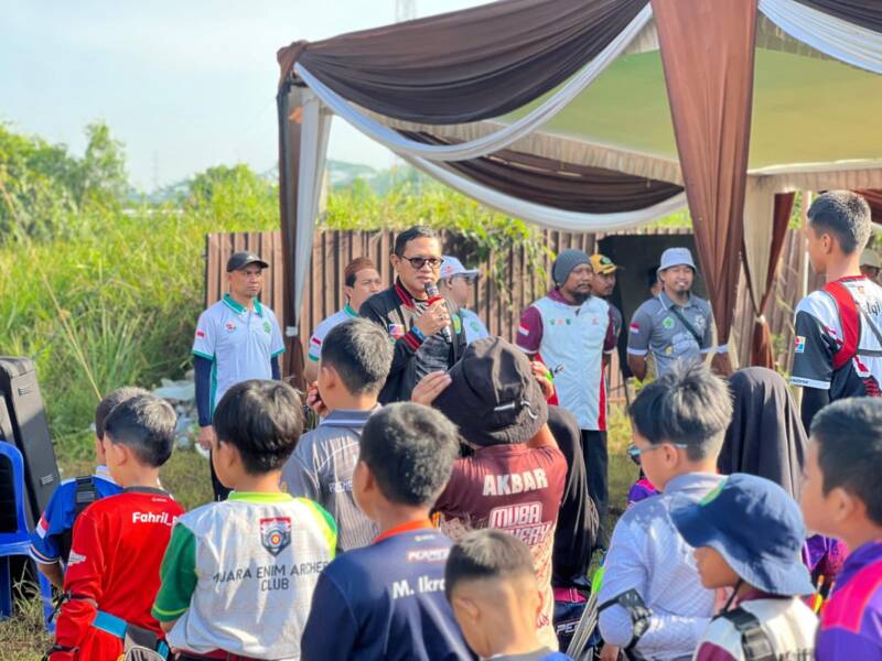 Wakil Ketua DPRD PALI, Firdaus Hasbullah, saat memberikan pengarahan dalam kegiatan seleksi daerah panahan di Komplek CitraLand Palembang, Minggu (21/6/2026), sekaligus memberikan respon atas dukungan terhadap senam LLI PALI. (Foto: Dok/Istimewah)