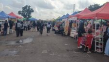 Suasana ramainya kegiatan Sunday Morning yang diikuti antusias oleh warga di Lapangan Sanggar Pramuka, Gelora November Pertamina, Pendopo, Talang Ubi, Minggu (21/6/2026), sebagaimana terlihat dalam “dokumen foto”. Kegiatan ini menjadi wadah strategis bagi pelaku UMKM lokal untuk menjajakan produknya dan menggerakkan ekonomi kerakyatan. (Foto: Dok/tintamerah.co)