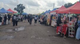 Suasana ramainya kegiatan Sunday Morning yang diikuti antusias oleh warga di Lapangan Sanggar Pramuka, Gelora November Pertamina, Pendopo, Talang Ubi, Minggu (21/6/2026), sebagaimana terlihat dalam “dokumen foto”. Kegiatan ini menjadi wadah strategis bagi pelaku UMKM lokal untuk menjajakan produknya dan menggerakkan ekonomi kerakyatan. (Foto: Dok/tintamerah.co)