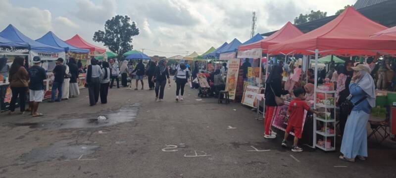 Suasana ramainya kegiatan Sunday Morning yang diikuti antusias oleh warga di Lapangan Sanggar Pramuka, Gelora November Pertamina, Pendopo, Talang Ubi, Minggu (21/6/2026), sebagaimana terlihat dalam “dokumen foto”. Kegiatan ini menjadi wadah strategis bagi pelaku UMKM lokal untuk menjajakan produknya dan menggerakkan ekonomi kerakyatan. (Foto: Dok/tintamerah.co)
