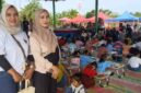 Winda bersama rekannya tampak antusias mendampingi buah hati mereka yang sedang serius mengikuti lomba mewarnai di Lapangan Sanggar Pramuka, Gelora November Pertamina, Pendopo, pada Minggu, 21/6/2026. (Foto: Dok/tintamerah.co)