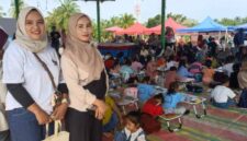Winda bersama rekannya tampak antusias mendampingi buah hati mereka yang sedang serius mengikuti lomba mewarnai di Lapangan Sanggar Pramuka, Gelora November Pertamina, Pendopo, pada Minggu, 21/6/2026. (Foto: Dok/tintamerah.co)