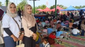 Winda bersama rekannya tampak antusias mendampingi buah hati mereka yang sedang serius mengikuti lomba mewarnai di Lapangan Sanggar Pramuka, Gelora November Pertamina, Pendopo, pada Minggu, 21/6/2026. (Foto: Dok/tintamerah.co)  