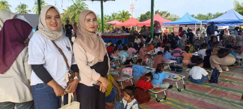 Winda bersama rekannya tampak antusias mendampingi buah hati mereka yang sedang serius mengikuti lomba mewarnai di Lapangan Sanggar Pramuka, Gelora November Pertamina, Pendopo, pada Minggu, 21/6/2026. (Foto: Dok/tintamerah.co)