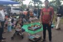 Alamsyah berpose di tenant miliknya, sebuah inovasi pemancingan kelinci yang menjadi daya tarik baru dalam perhelatan Sunday Morning di Lapangan Sanggar Pramuka, Gelora November Pertamina, Pendopo, pada Minggu, (21/6/2026). (Foto: Dok/tintamerah.co)