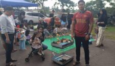 Alamsyah berpose di tenant miliknya, sebuah inovasi pemancingan kelinci yang menjadi daya tarik baru dalam perhelatan Sunday Morning di Lapangan Sanggar Pramuka, Gelora November Pertamina, Pendopo, pada Minggu, (21/6/2026). (Foto: Dok/tintamerah.co)