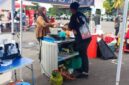 Dua tabung gas Elpiji 3 kg menjadi saksi bisu Restu Ramadani dalam menjajakan kulinernya kepada warga di Lapangan Sanggar Pramuka, Pendopo, Minggu (21/6/2026), sebagaimana terlihat dalam dokumen foto. Di balik aktivitas hariannya, tersimpan keresahan mendalam akibat harga Elpiji 3 kg yang masih tinggi. (Foto: Dok/tintamerah.co)