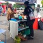 Dua tabung gas Elpiji 3 kg menjadi saksi bisu Restu Ramadani dalam menjajakan kulinernya kepada warga di Lapangan Sanggar Pramuka, Pendopo, Minggu (21/6/2026), sebagaimana terlihat dalam dokumen foto. Di balik aktivitas hariannya, tersimpan keresahan mendalam akibat harga Elpiji 3 kg yang masih tinggi. (Foto: Dok/tintamerah.co)