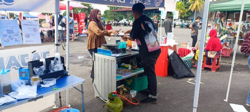Dua tabung gas Elpiji 3 kg menjadi saksi bisu Restu Ramadani dalam menjajakan kulinernya kepada warga di Lapangan Sanggar Pramuka, Pendopo, Minggu (21/6/2026), sebagaimana terlihat dalam dokumen foto. Di balik aktivitas hariannya, tersimpan keresahan mendalam akibat harga Elpiji 3 kg yang masih tinggi. (Foto: Dok/tintamerah.co)