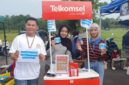 Tim Grapari Telkomsel Talang Ubi menawarkan promo menarik bagi pengunjung Sunday Morning di Lapangan Sanggar Pramuka, Minggu (21/6/2026), mulai dari paket internet Piala Dunia hingga promo kartu perdana by.U terjangkau. (Foto: Dok/tintamerah.co)
