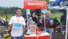 Tim Grapari Telkomsel Talang Ubi menawarkan promo menarik bagi pengunjung Sunday Morning di Lapangan Sanggar Pramuka, Minggu (21/6/2026), mulai dari paket internet Piala Dunia hingga promo kartu perdana by.U terjangkau. (Foto: Dok/tintamerah.co)
