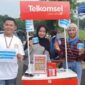 Tim Grapari Telkomsel Talang Ubi menawarkan promo menarik bagi pengunjung Sunday Morning di Lapangan Sanggar Pramuka, Minggu (21/6/2026), mulai dari paket internet Piala Dunia hingga promo kartu perdana by.U terjangkau. (Foto: Dok/tintamerah.co)