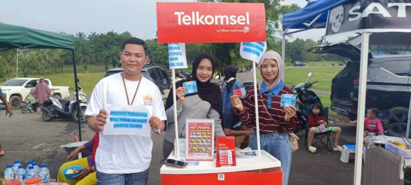 Tim Grapari Telkomsel Talang Ubi menawarkan promo menarik bagi pengunjung Sunday Morning di Lapangan Sanggar Pramuka, Minggu (21/6/2026), mulai dari paket internet Piala Dunia hingga promo kartu perdana by.U terjangkau. (Foto: Dok/tintamerah.co)