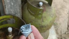 Temuan sampel randorm tintamerah.co menunjukkan segel tabung gas LPG 3 kg milik PT Kharisma Aulia Mandiri yang ditemukan dalam kondisi rusak di tingkat pengecer, di Rejosari, Pendopo, Talang Ubi, Senin (15/6/2026). Temuan ini menjadi bukti kuat adanya praktik pengurangan isi gas yang sangat merugikan pelaku UMKM. (Foto: Dok/tintamerah.co)