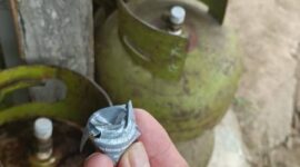 Temuan sampel randorm  tintamerah.co menunjukkan segel tabung gas LPG 3 kg milik PT Kharisma Aulia Mandiri yang ditemukan dalam kondisi rusak di tingkat pengecer, di Rejosari, Pendopo, Talang Ubi, Senin (15/6/2026). Temuan ini menjadi bukti kuat adanya praktik pengurangan isi gas yang sangat merugikan pelaku UMKM. (Foto: Dok/tintamerah.co)
