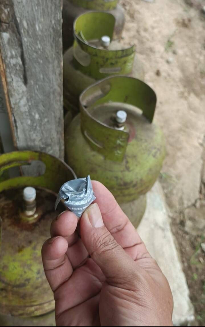 Temuan sampel randorm  tintamerah.co menunjukkan segel tabung gas LPG 3 kg milik PT Kharisma Aulia Mandiri yang ditemukan dalam kondisi rusak di tingkat pengecer, di Rejosari, Pendopo, Talang Ubi, Senin (15/6/2026). Temuan ini menjadi bukti kuat adanya praktik pengurangan isi gas yang sangat merugikan pelaku UMKM. (Foto: Dok/tintamerah.co)