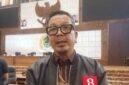 Ketua DPRD PALI, H. Ubaidillah, memberikan keterangan pers usai memimpin RDP terkait kelangkaan dan mahalnya harga elpiji 3 kg di PALI, Senin (15/6/2026. Dalam kesempatan tersebut, ia menegaskan akan menindak tegas agen dan pangkalan yang nakal dengan mencabut izin mereka. (Foto: Dok/tintamerah.co)