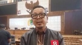 Ketua DPRD PALI, H. Ubaidillah, memberikan keterangan pers usai memimpin RDP terkait kelangkaan dan mahalnya harga elpiji 3 kg di PALI, Senin (15/6/2026. Dalam kesempatan tersebut, ia menegaskan akan menindak tegas agen dan pangkalan yang nakal dengan mencabut izin mereka. (Foto: Dok/tintamerah.co)