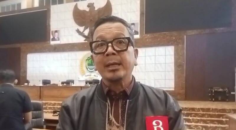 Ketua DPRD PALI, H. Ubaidillah, memberikan keterangan pers usai memimpin RDP terkait kelangkaan dan mahalnya harga elpiji 3 kg di PALI, Senin (15/6/2026. Dalam kesempatan tersebut, ia menegaskan akan menindak tegas agen dan pangkalan yang nakal dengan mencabut izin mereka. (Foto: Dok/tintamerah.co)