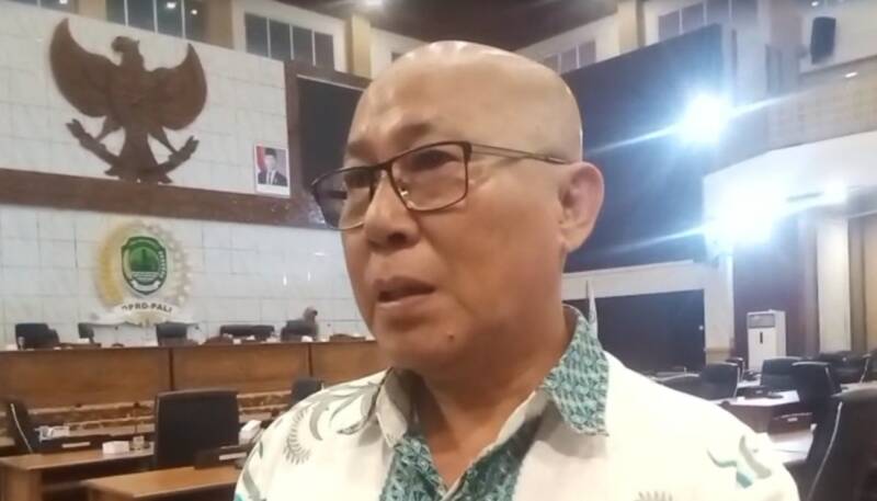 Direktur PT Karisma Aulia Mandiri, Mardi, memberikan keterangan kepada wartawan tintamerah.co terkait pengawasan distribusi elpiji usai RDP di DPRD PALI, Senin (15/6/2026). (Foto: Dok/tintamerah.co)
