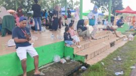 Kondisi sampah yang berserakan di sekitar area Gelora November Pertamina Pendopo saat kegiatan Sunday Morning, Minggu (21/6/2026). Warga mendesak DLH PALI segera menyediakan tong sampah dan menata lokasi agar lebih bersih dan teratur. (Foto: Dok/tintamerah.co)