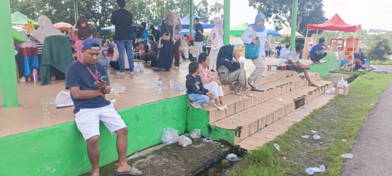 Kondisi sampah yang berserakan di sekitar area Gelora November Pertamina Pendopo saat kegiatan Sunday Morning, Minggu (21/6/2026). Warga mendesak DLH PALI segera menyediakan tong sampah dan menata lokasi agar lebih bersih dan teratur. (Foto: Dok/tintamerah.co)