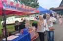 Susan Nadia Melizah dan Ibu Rizdah menunjukkan jajanan kuliner yang mereka beli di event Sunday Morning, Lapangan Sanggar Pramuka, Pendopo, Minggu (21/6/2026). Keduanya memuji kualitas kuliner UMKM lokal yang terjangkau namun memiliki cita rasa premium. (Foto: Dok/tintamerah.co)