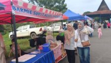 Susan Nadia Melizah dan Ibu Rizdah menunjukkan jajanan kuliner yang mereka beli di event Sunday Morning, Lapangan Sanggar Pramuka, Pendopo, Minggu (21/6/2026). Keduanya memuji kualitas kuliner UMKM lokal yang terjangkau namun memiliki cita rasa premium. (Foto: Dok/tintamerah.co)