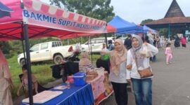 Susan Nadia Melizah dan Ibu Rizdah menunjukkan jajanan kuliner yang mereka beli di event Sunday Morning, Lapangan Sanggar Pramuka, Pendopo, Minggu (21/6/2026). Keduanya memuji kualitas kuliner UMKM lokal yang terjangkau namun memiliki cita rasa premium. (Foto: Dok/tintamerah.co)