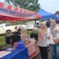 Susan Nadia Melizah dan Ibu Rizdah menunjukkan jajanan kuliner yang mereka beli di event Sunday Morning, Lapangan Sanggar Pramuka, Pendopo, Minggu (21/6/2026). Keduanya memuji kualitas kuliner UMKM lokal yang terjangkau namun memiliki cita rasa premium. (Foto: Dok/tintamerah.co)