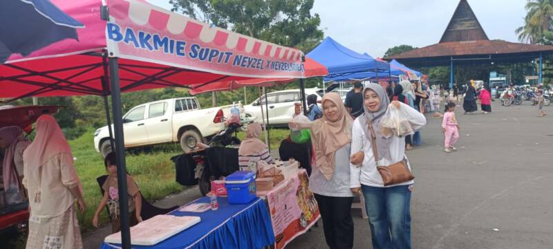 Susan Nadia Melizah dan Ibu Rizdah menunjukkan jajanan kuliner yang mereka beli di event Sunday Morning, Lapangan Sanggar Pramuka, Pendopo, Minggu (21/6/2026). Keduanya memuji kualitas kuliner UMKM lokal yang terjangkau namun memiliki cita rasa premium. (Foto: Dok/tintamerah.co)