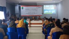 Sekda PALI, Kartika Yanti, S.H., M.H., memimpin diskusi dua arah dalam rapat sosialisasi Survei Seismik 3D Peony PT Pertamina EP bersama PT BGP Indonesia di Aula Kantor Camat Talang Ubi, Senin (22/06/2026), yang dihadiri jajaran Forkopimda, OPD, serta pemerintah desa dan kelurahan setempat. (Foto: Dok/tintamerah.co)