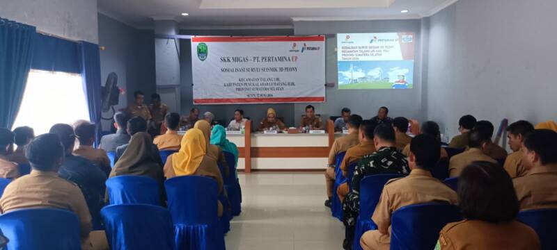 Sekda PALI, Kartika Yanti, S.H., M.H., memimpin diskusi dua arah dalam rapat sosialisasi Survei Seismik 3D Peony PT Pertamina EP bersama PT BGP Indonesia di Aula Kantor Camat Talang Ubi, Senin (22/06/2026), yang dihadiri jajaran Forkopimda, OPD, serta pemerintah desa dan kelurahan setempat. (Foto: Dok/tintamerah.co)