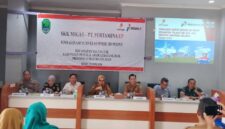 Sekda PALI, Kartika Yanti, memimpin Rapat Koordinasi Sosialisasi Survei Seismik 3D Bioni oleh PT BGP Indonesia di Kecamatan Talang Ubi, Senin (22/06/2026). Forum ini dihadiri oleh jajaran Forkopimda, SKK Migas, dan PT Pertamina EP guna mematangkan teknis lapangan. Sekda menekankan instruksi tegas kepada camat dan kepala desa untuk mengawal program strategis ini dengan persuasif serta memastikan pendampingan hukum oleh TNI, Polri, dan Kejaksaan agar operasional berjalan aman dan sukses demi mengembalikan kejayaan sektor energi PALI. (Foto: Dok/Muhammad Susanto)
