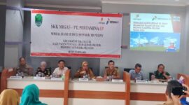 Sekda PALI, Kartika Yanti, memimpin Rapat Koordinasi Sosialisasi Survei Seismik 3D Bioni oleh PT BGP Indonesia di Kecamatan Talang Ubi, Senin (22/06/2026). Forum ini dihadiri oleh jajaran Forkopimda, SKK Migas, dan PT Pertamina EP guna mematangkan teknis lapangan. Sekda menekankan instruksi tegas kepada camat dan kepala desa untuk mengawal program strategis ini dengan persuasif serta memastikan pendampingan hukum oleh TNI, Polri, dan Kejaksaan agar operasional berjalan aman dan sukses demi mengembalikan kejayaan sektor energi PALI. (Foto: Dok/Muhammad Susanto)