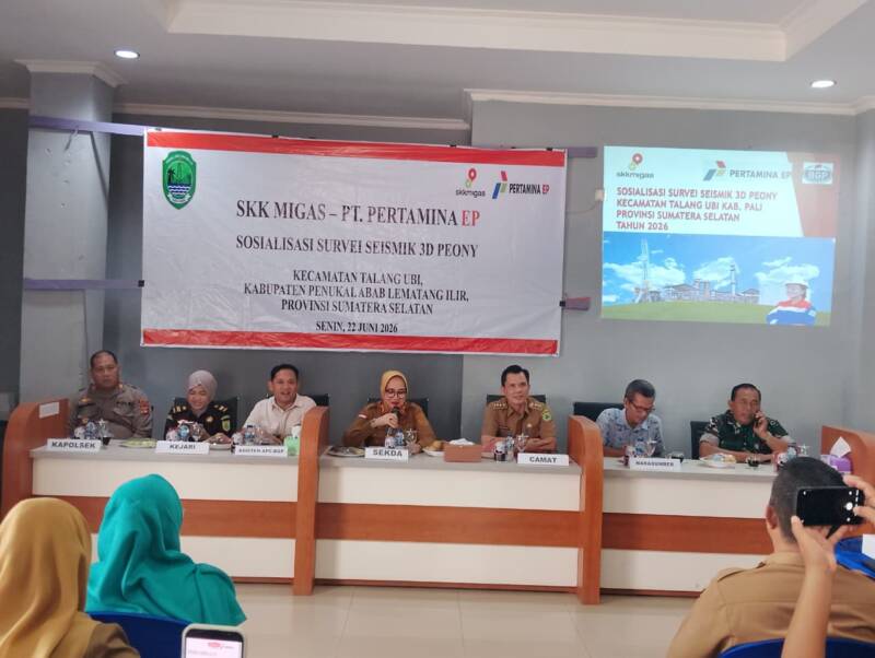 Sekda PALI, Kartika Yanti, memimpin Rapat Koordinasi Sosialisasi Survei Seismik 3D Bioni oleh PT BGP Indonesia di Kecamatan Talang Ubi, Senin (22/06/2026). Forum ini dihadiri oleh jajaran Forkopimda, SKK Migas, dan PT Pertamina EP guna mematangkan teknis lapangan. Sekda menekankan instruksi tegas kepada camat dan kepala desa untuk mengawal program strategis ini dengan persuasif serta memastikan pendampingan hukum oleh TNI, Polri, dan Kejaksaan agar operasional berjalan aman dan sukses demi mengembalikan kejayaan sektor energi PALI. (Foto: Dok/Muhammad Susanto)