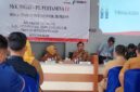 Atmo Maryono, Camat Talang Ubi, saat menyampaikan sambutan dalam acara sosialisasi Survei Seismik 3D Peony PT Pertamina EP, Senin (22/06/2026). Di balik podium dan mikrofon tersebut, sang Camat justru diduga menutup rapat pintu komunikasi dan akses wawancara bagi awak media yang berusaha meminta penjelasan terkait program kerja kecamatan tahun 2026 dan penjelasan sikap beliau terkait pelaksanaan Survei Seismik. (Foto: Dok/Muhammad Susanto)