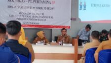 Atmo Maryono, Camat Talang Ubi, saat menyampaikan sambutan dalam acara sosialisasi Survei Seismik 3D Peony PT Pertamina EP, Senin (22/06/2026). Di balik podium dan mikrofon tersebut, sang Camat justru diduga menutup rapat pintu komunikasi dan akses wawancara bagi awak media yang berusaha meminta penjelasan terkait program kerja kecamatan tahun 2026 dan penjelasan sikap beliau terkait pelaksanaan Survei Seismik. (Foto: Dok/Muhammad Susanto)